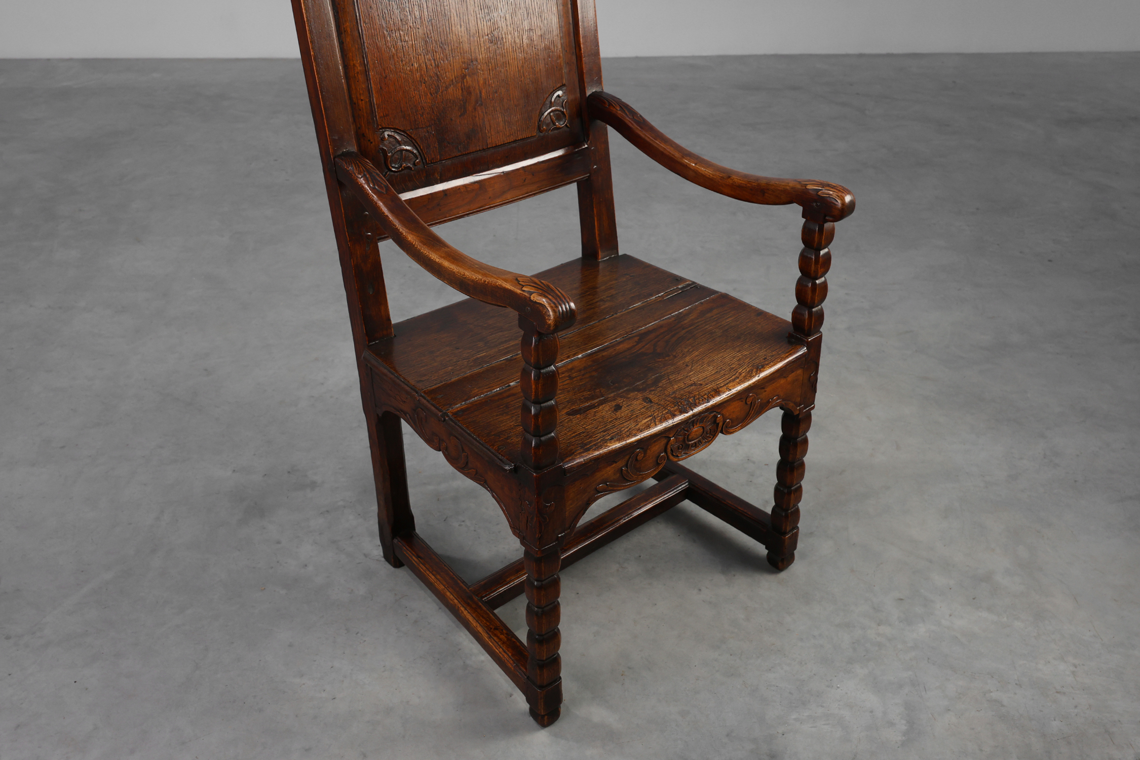 18th Century Li&egrave;ge Armchair in hand carved Oak, Belgiumthumbnail